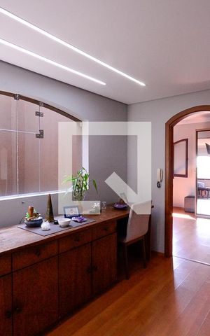 Casa à venda com 600m², 4 quartos e 3 vagas Casa à venda com 600m², 4 quartos e 3 vagasEscritório