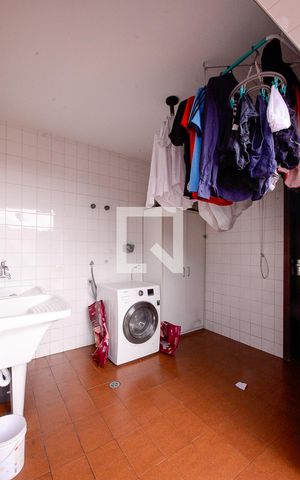 Casa à venda com 600m², 4 quartos e 3 vagas Casa à venda com 600m², 4 quartos e 3 vagasÁrea de Serviço