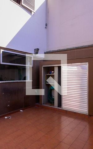 Casa à venda com 600m², 4 quartos e 3 vagas Casa à venda com 600m², 4 quartos e 3 vagasQuintal