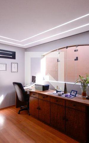 Casa à venda com 600m², 4 quartos e 3 vagas Casa à venda com 600m², 4 quartos e 3 vagasEscritório