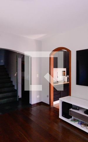 Casa à venda com 600m², 4 quartos e 3 vagas Casa à venda com 600m², 4 quartos e 3 vagasSala