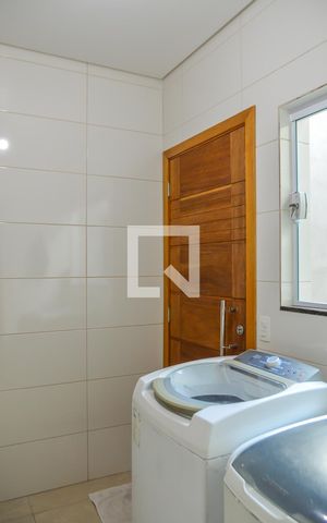Casa à venda com 243m², 3 quartos e 8 vagas Casa à venda com 243m², 3 quartos e 8 vagasÁrea de Serviço