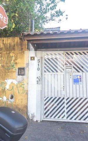 Casa à venda com 239m², 3 quartos e 3 vagas Casa à venda com 239m², 3 quartos e 3 vagasFachada