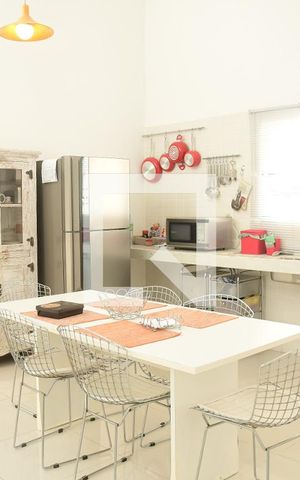 Casa de condomínio para alugar com 250m², 3 quartos e 2 vagasCozinha