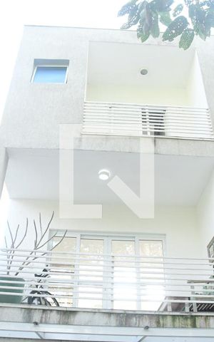 Casa de condomínio para alugar com 250m², 3 quartos e 2 vagasFundos