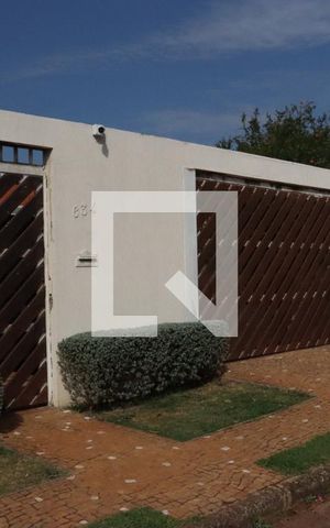 Casa à venda com 299m², 3 quartos e 4 vagas Casa à venda com 299m², 3 quartos e 4 vagasFachada da casa