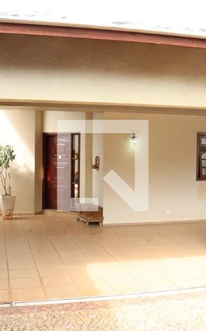 Casa à venda com 299m², 3 quartos e 4 vagas Casa à venda com 299m², 3 quartos e 4 vagasFachada da casa
