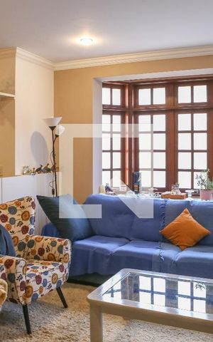 Casa de condomínio à venda com 168m², 4 quartos e 2 vagas Casa de condomínio à venda com 168m², 4 quartos e 2 vagasSala