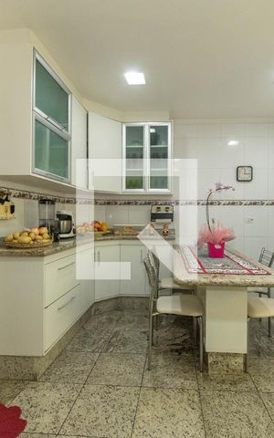 Casa à venda com 468m², 4 quartos e 4 vagas Casa à venda com 468m², 4 quartos e 4 vagasCozinha