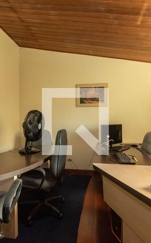 Casa à venda com 468m², 4 quartos e 4 vagas Casa à venda com 468m², 4 quartos e 4 vagasEscritório