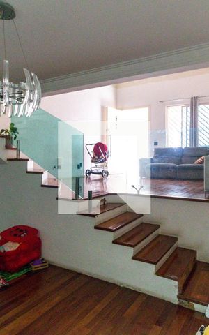 Casa à venda com 300m², 3 quartos e 2 vagas Casa à venda com 300m², 3 quartos e 2 vagasSala