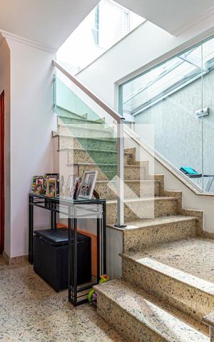 Casa à venda com 254m², 4 quartos e 8 vagas Casa à venda com 254m², 4 quartos e 8 vagasCorredor