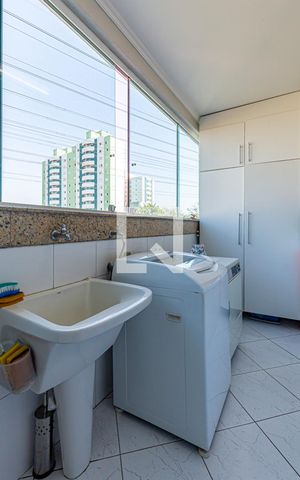 Casa à venda com 254m², 4 quartos e 8 vagas Casa à venda com 254m², 4 quartos e 8 vagasÁrea de Serviço