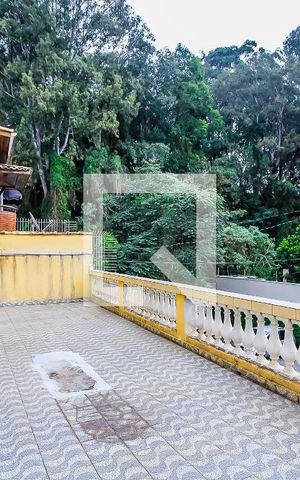 Casa à venda com 350m², 4 quartos e 3 vagas Casa à venda com 350m², 4 quartos e 3 vagasVaranda