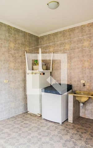 Casa à venda com 350m², 4 quartos e 3 vagas Casa à venda com 350m², 4 quartos e 3 vagasÁrea de Serviço