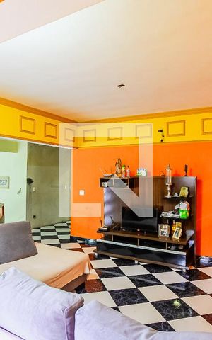 Casa à venda com 350m², 4 quartos e 3 vagas Casa à venda com 350m², 4 quartos e 3 vagasSala