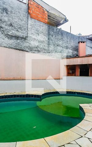 Casa à venda com 350m², 4 quartos e 3 vagas Casa à venda com 350m², 4 quartos e 3 vagasÁrea de Lazer - Piscina