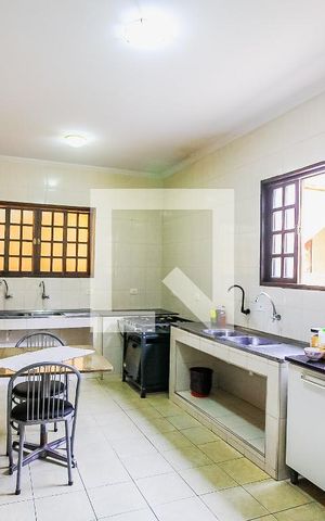 Casa à venda com 350m², 4 quartos e 3 vagas Casa à venda com 350m², 4 quartos e 3 vagasCozinha