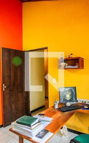 Casa à venda com 350m², 4 quartos e 3 vagas Casa à venda com 350m², 4 quartos e 3 vagasQuarto / Escritório
