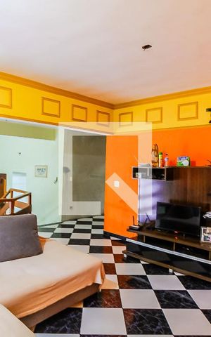 Casa à venda com 350m², 4 quartos e 3 vagas Casa à venda com 350m², 4 quartos e 3 vagasSala