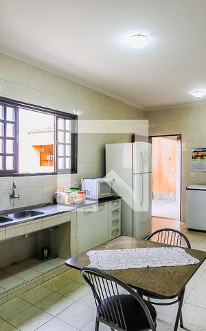 Casa à venda com 350m², 4 quartos e 3 vagas Casa à venda com 350m², 4 quartos e 3 vagasCozinha