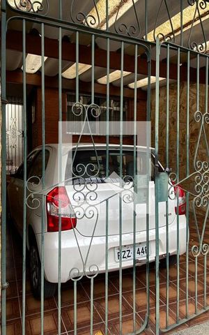 Casa à venda com 165m², 3 quartos e 2 vagas Casa à venda com 165m², 3 quartos e 2 vagasFachada