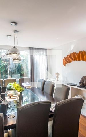 Casa à venda com 645m², 7 quartos e 3 vagas Casa à venda com 645m², 7 quartos e 3 vagasSala de Jantar