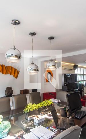 Casa à venda com 645m², 7 quartos e 3 vagas Casa à venda com 645m², 7 quartos e 3 vagasSala de Jantar