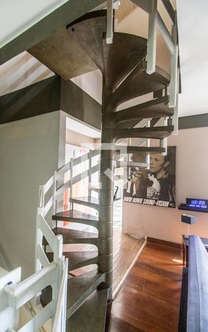 Casa à venda com 645m², 7 quartos e 3 vagas Casa à venda com 645m², 7 quartos e 3 vagasEscada