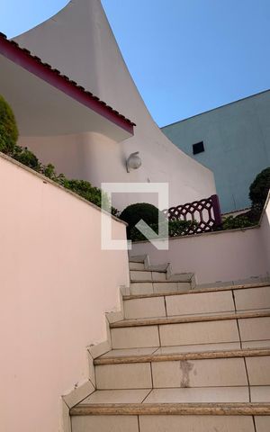 Casa para alugar com 492m², 3 quartos e 5 vagasEscada Entrada