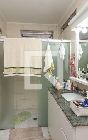 Casa à venda com 300m², 4 quartos e 2 vagas Casa à venda com 300m², 4 quartos e 2 vagasBanheiro da suíte
