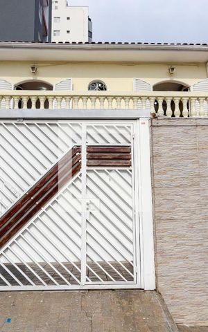 Casa à venda com 96m², 2 quartos e 1 vaga Casa à venda com 96m², 2 quartos e 1 vagaFachada