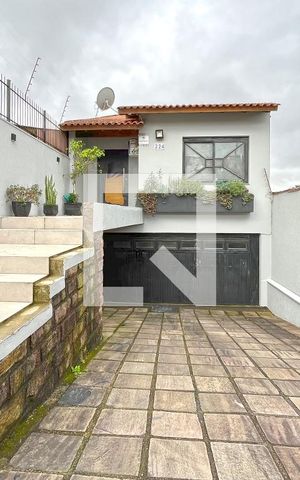 Casa para alugar com 375m², 4 quartos e 2 vagasFachada