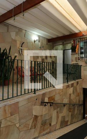 Casa à venda com 242m², 3 quartos e 3 vagasEntrada