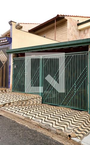 Casa à venda com 242m², 3 quartos e 3 vagasFachada