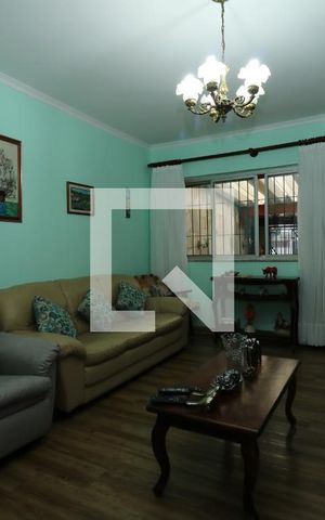 Casa à venda com 242m², 3 quartos e 3 vagasSala