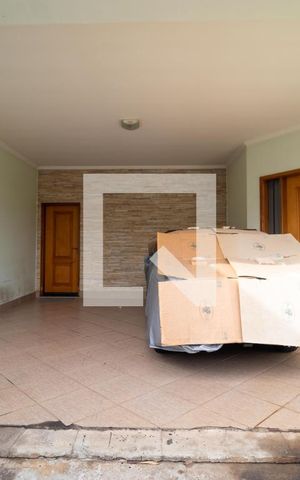 Casa à venda com 150m², 3 quartos e 4 vagas Casa à venda com 150m², 3 quartos e 4 vagasGaragem