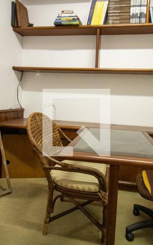 Casa à venda com 544m², 5 quartos e 3 vagas Casa à venda com 544m², 5 quartos e 3 vagasEscritório