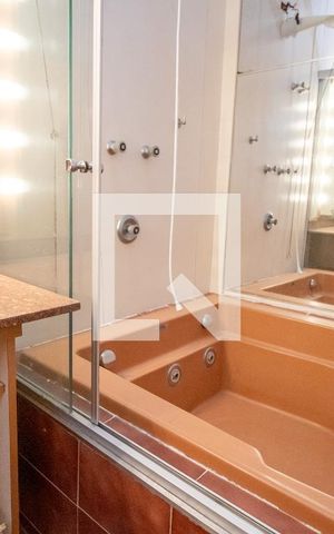 Casa à venda com 544m², 5 quartos e 3 vagas Casa à venda com 544m², 5 quartos e 3 vagasBanheiro 1