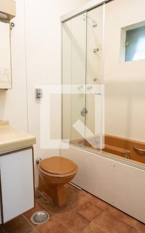 Casa à venda com 544m², 5 quartos e 3 vagas Casa à venda com 544m², 5 quartos e 3 vagasBanheiro 2