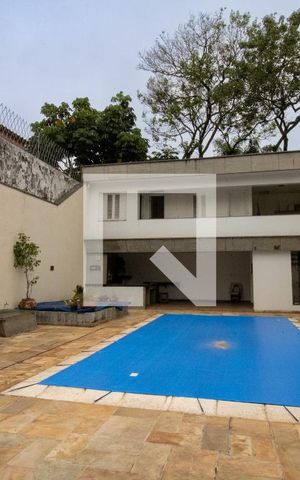 Casa à venda com 544m², 5 quartos e 3 vagas Casa à venda com 544m², 5 quartos e 3 vagasPiscina