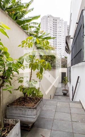 Casa à venda com 544m², 5 quartos e 3 vagas Casa à venda com 544m², 5 quartos e 3 vagasCorredor lateral externo
