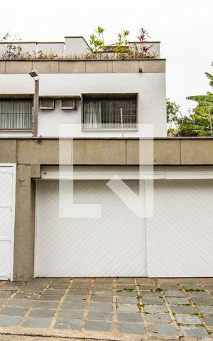 Casa à venda com 544m², 5 quartos e 3 vagas Casa à venda com 544m², 5 quartos e 3 vagasFachada