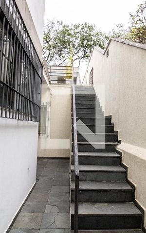 Casa à venda com 544m², 5 quartos e 3 vagas Casa à venda com 544m², 5 quartos e 3 vagasEscada externa