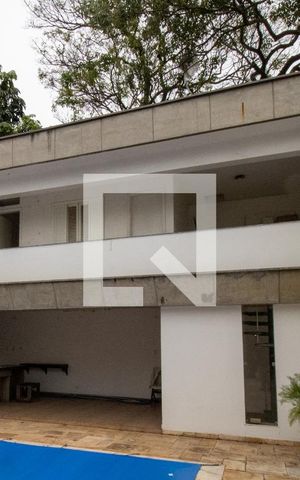 Casa à venda com 544m², 5 quartos e 3 vagas Casa à venda com 544m², 5 quartos e 3 vagasEdícula- fachada