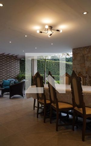 Casa de condomínio para alugar com 478m², 4 quartos e 6 vagas Casa de condomínio para alugar com 478m², 4 quartos e 6 vagasQuintal
