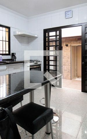 Casa à venda com 235m², 3 quartos e 2 vagas Casa à venda com 235m², 3 quartos e 2 vagasCozinha