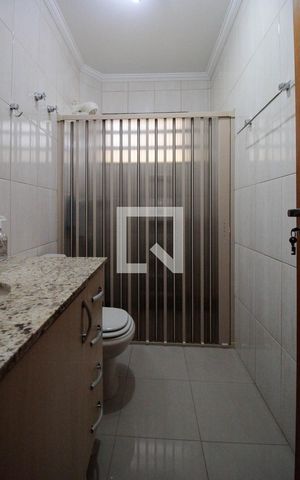 Casa à venda com 235m², 3 quartos e 2 vagas Casa à venda com 235m², 3 quartos e 2 vagasBanheiro