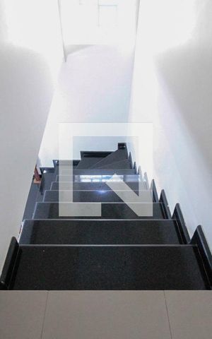 Casa à venda com 235m², 3 quartos e 2 vagas Casa à venda com 235m², 3 quartos e 2 vagasEscada