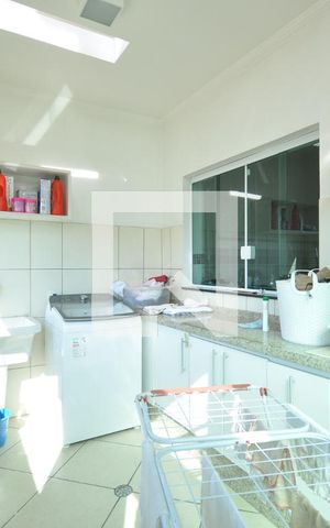 Casa à venda com 240m², 3 quartos e 2 vagasÁrea de Serviço